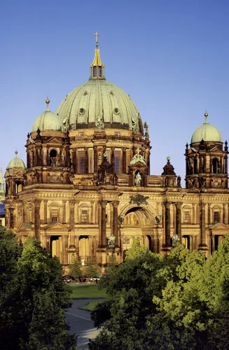 Berliner Dom mit Bäumen