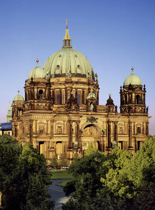 Berliner Dom mit Bäumen